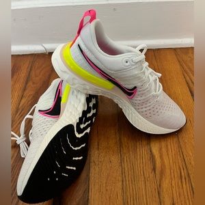 Nike women’s react tennis shoe brand new